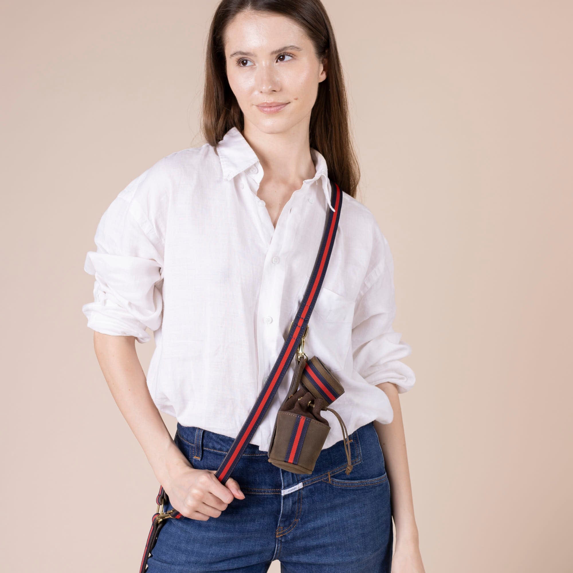 Charles Hundeleine Kotbeutelspender Leckerlibeutel aus Leder in braun rot blau